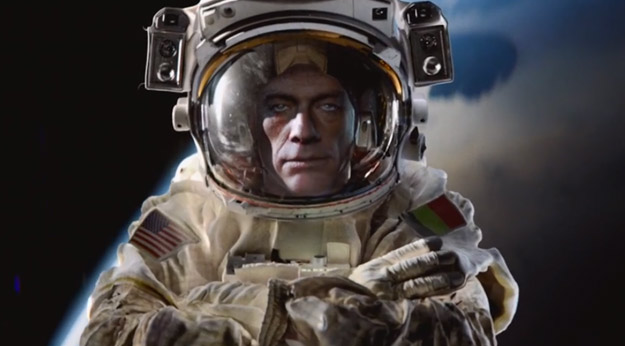 Van Damme supera a Chuck Norris en el espacio