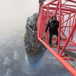 Dos chicos escalando el rascacielos Shanghai Tower (632 m.)