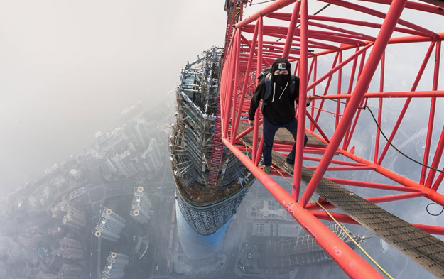 Dos chicos escalando el rascacielos Shanghai Tower (632 m.)