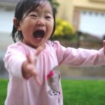 Hermosa reacción de una niña al ver y sentir la lluvia por primera vez