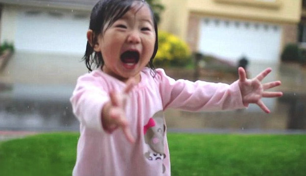 Hermosa reacción de una niña al ver y sentir la lluvia por primera vez