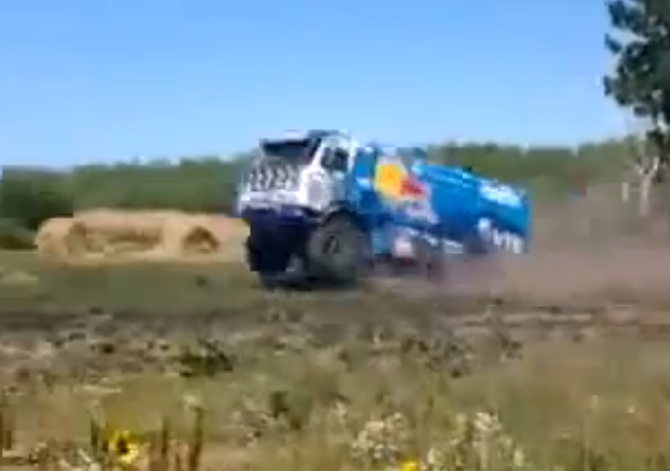 Si el salto de un coche en una carrera impresiona, imagínate el del un camión...