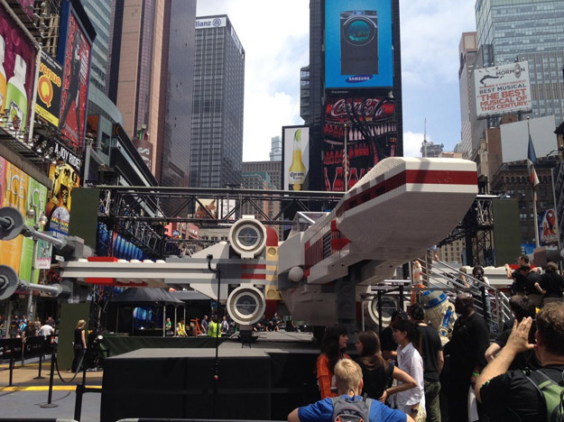 X-Wing de Star Wars a tamaño real hecho con piezas de LEGO