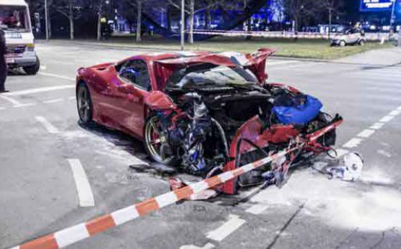 Uno de los primeros Ferrari 458 Speciale, hecho añicos...