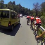 Una conductora hace un adelantamiento temerario a un grupo de ciclistas