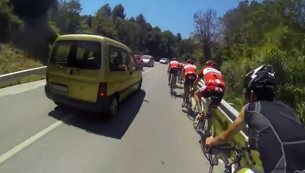 Una conductora hace un adelantamiento temerario a un grupo de ciclistas
