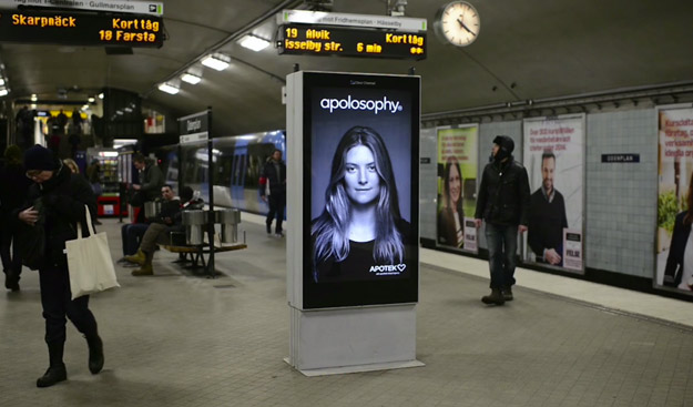 Genial anuncio interactivo en el metro para una línea de productos para el cabello