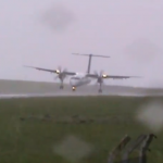 Avión aterrizando con fuertes vientos en el aeropuerto de la isla de Flores, Azores, Portugal