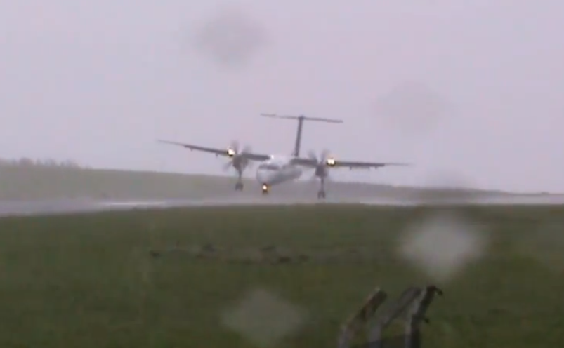 Avión aterrizando con fuertes vientos en el aeropuerto de la isla de Flores, Azores, Portugal