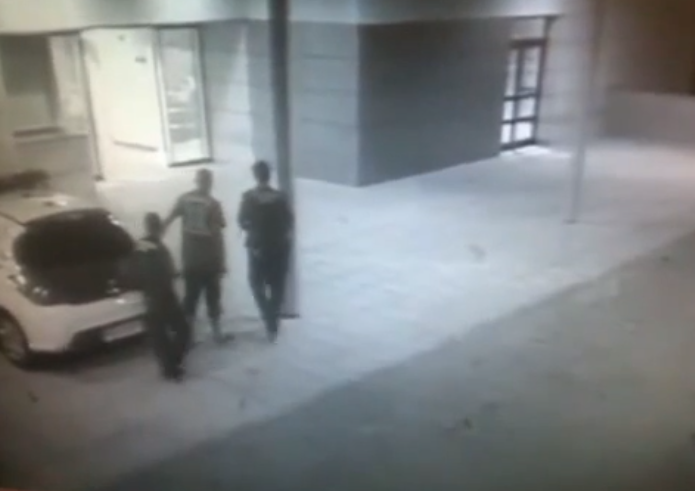 Un detenido se hace el cojo y escapa de la policía