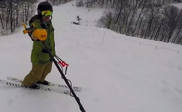 Perdió su iPhone esquiando, a la semana siguiente volvió con un detector de metales y...