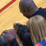 Fan de los Rockets atrapa el balón firmado por Hakeem Olajuwon y se lo entrega a un niño