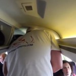 No es fácil viajar en avión cuando eres así de grande