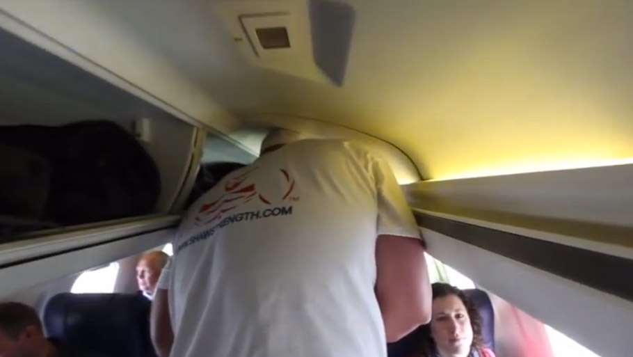 No es fácil viajar en avión cuando eres así de grande