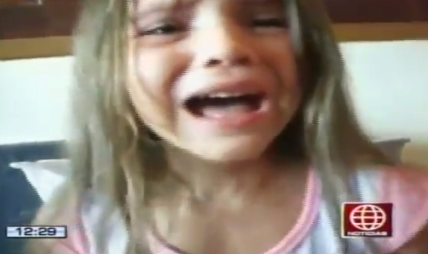 Una niña llora porque quiere ser negra