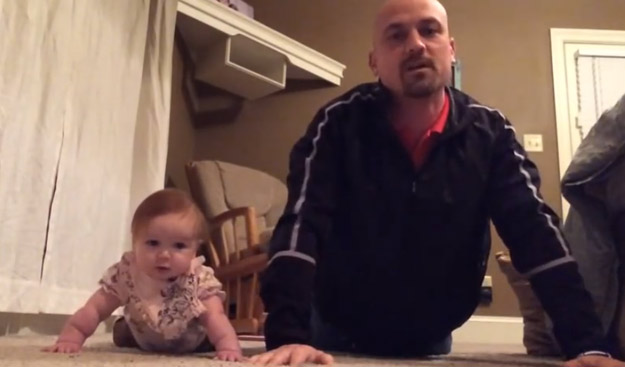 Una bebé arrasa en Youtube haciendo flexiones con su padre