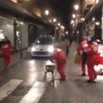 Parada de boxes en ciudad a un coche de la policía