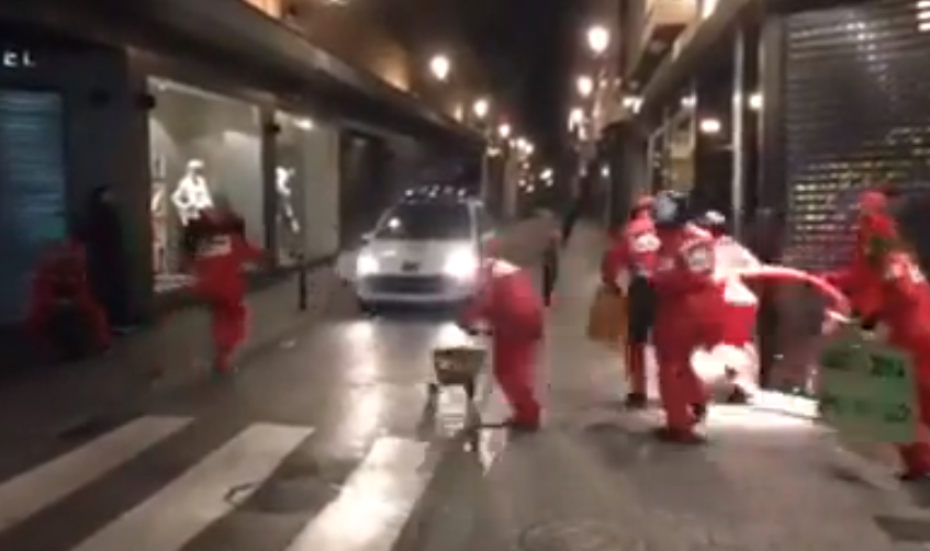 Parada de boxes en ciudad a un coche de la policía