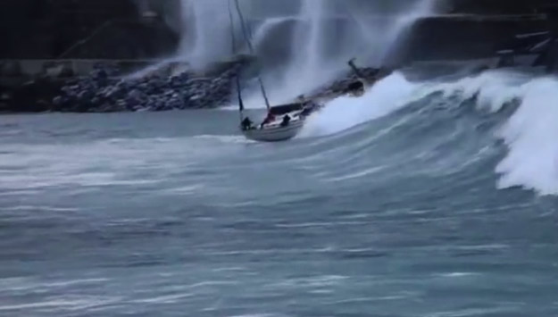 Un velero es engullido por una ola en el puerto de Zumaia, Guipúzcoa