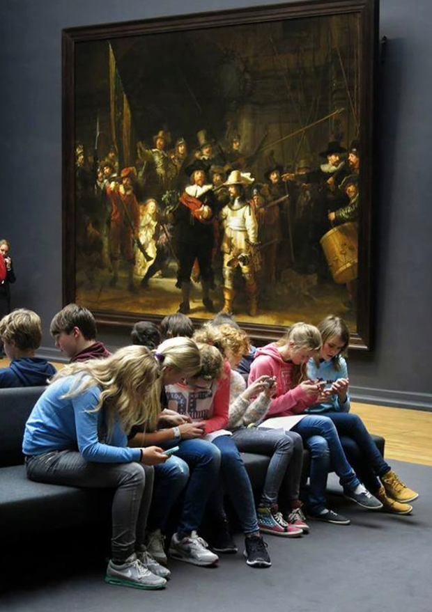 De fondo 'La ronda de noche', Rembrandt. En primer plano... Sin comentarios