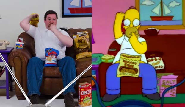 Este hombre come snacks tal y como lo hace Homer Simpson en su sofá