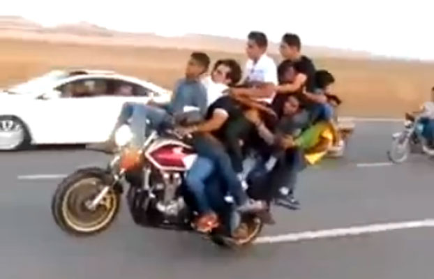 diez-hombres-subidos-en-moto.jpg