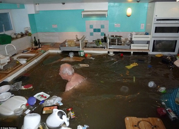 Siempre quiso tener una piscina cubierta: jubilado nada en su cocina ... Piscina dentro casa