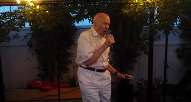 El abuelo se subió al escenario del karaoke y sorprendió a todos cantando lo siguiente...