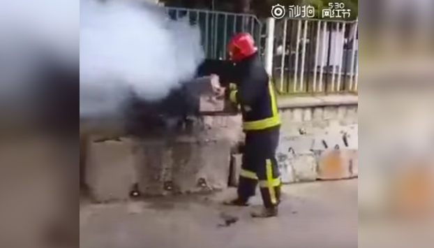 Como extinguir un fuego con una botella de Coca-Cola