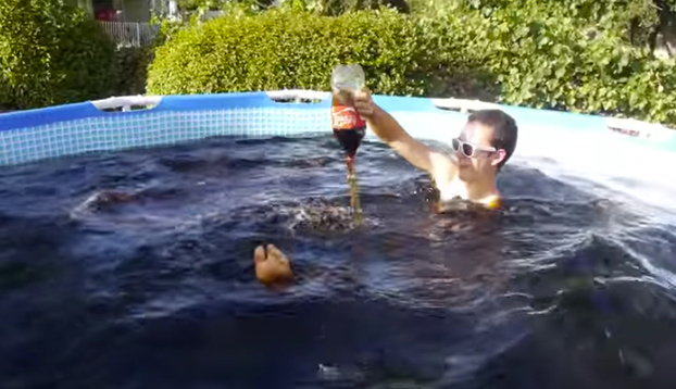 Se baña en una piscina llena de Coca-Cola y Mentos