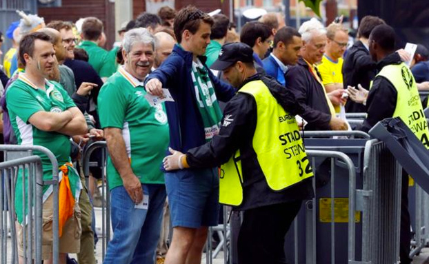 Un hincha cuela una bengala en la Eurocopa escondida en su recto