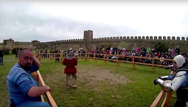 A punto de ser decapitado mientras veía un combate medieval