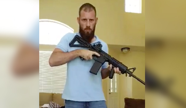Cómo esconder un fusil de asalto en el pantalón