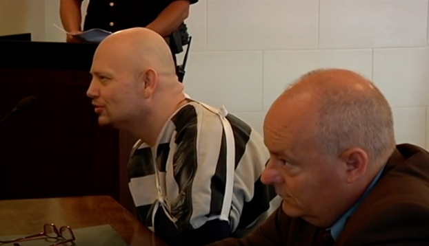 Un hombre condenado a 40 años le lanza su orina y heces al juez (Vídeo)