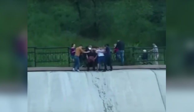 Así es como se las ingenió este grupo de jóvenes para rescatar a un perro que cayó al río