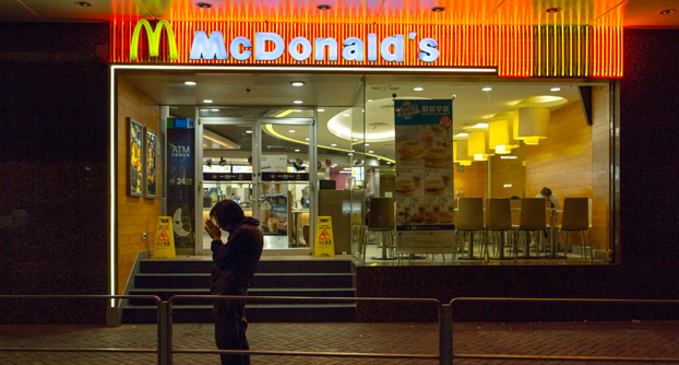 Entran a atracar un McDonald's y se encuentran a 11 policías de élite cenando en el local