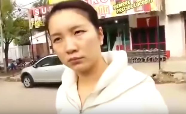 Esta mujer asiática se enfada porque graban su negocio desde la calle