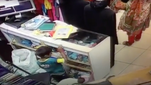 Un niño de 6 años entrenado por su madre robando en una tienda de ropa