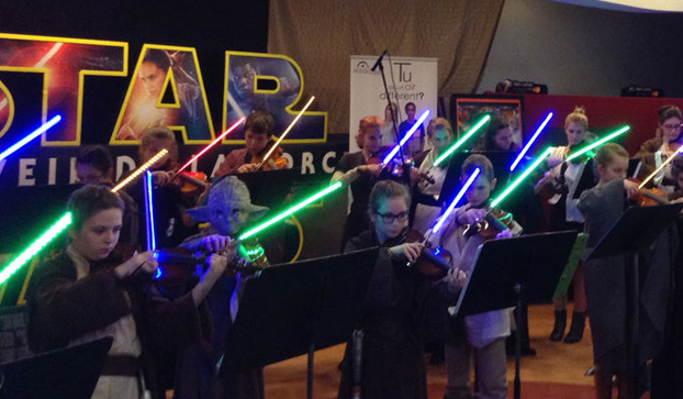 Los niños que tocan el violín con 'espadas láser' de Star Wars