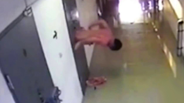 Un preso ruso se desnuda y se escapa de su celda a través de la ventana para servir alimentos
