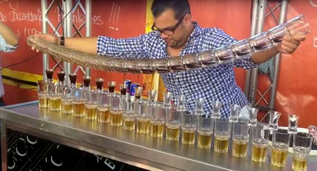 Philip Traber: Prepara 17 Jägerbombs a la vez sin derramar ni una sola gota (Vídeo)