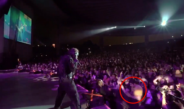 El líder de Slipknot ve a un fan distraído durante un concierto y le hace lo siguiente...