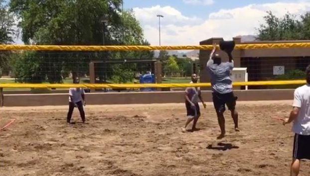 James Harrison (NFL) jugando al voley playa con un balón medicinal