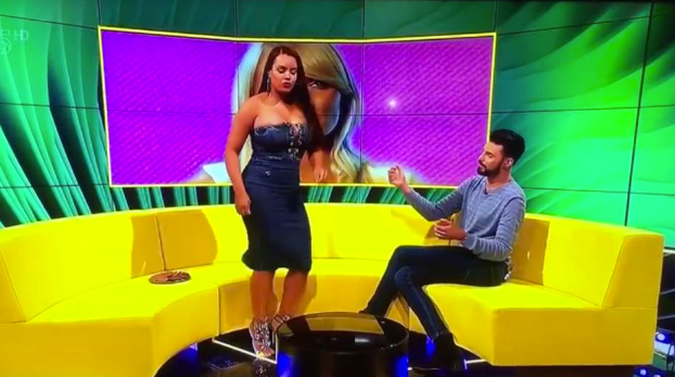 Lateysha Grace iba a demostrar en directo sus habilidades de twerking cuando su vestido le juega una mala pasada