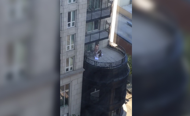 Un abuelo cazado practicando sexo con dos mujeres en el balcón del hotel Waldorf Astoria
