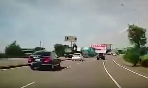 Salió volando por el parabrisas del coche pero sobrevivió