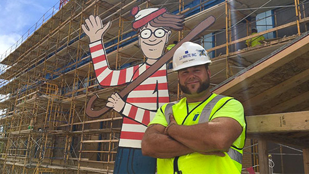 Un albañil esconde todos los días a Wally en una obra para que los niños del hospital de enfrente lo encuentren