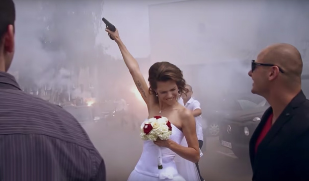 La boda de un hooligan búlgaro: coches de lujo, disparos y muchas bengalas