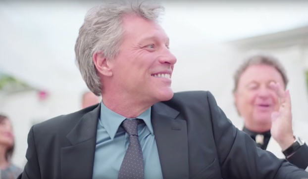 Jon Bon Jovi sale casi obligado a cantar ''Livin' on a prayer'' en una boda (Vídeo)