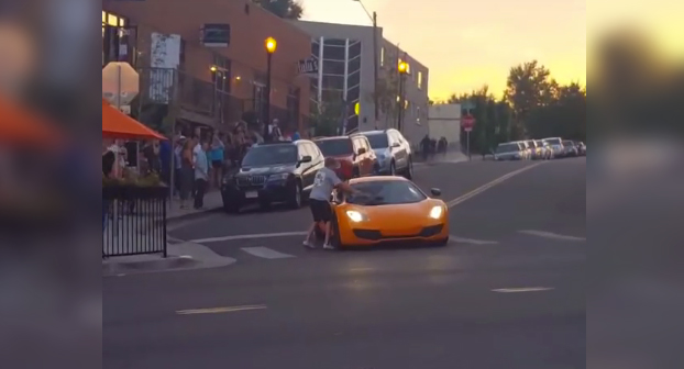 Mejor ángulo en el que se puede ver como el chico del skate le rompe la luna a un McLaren